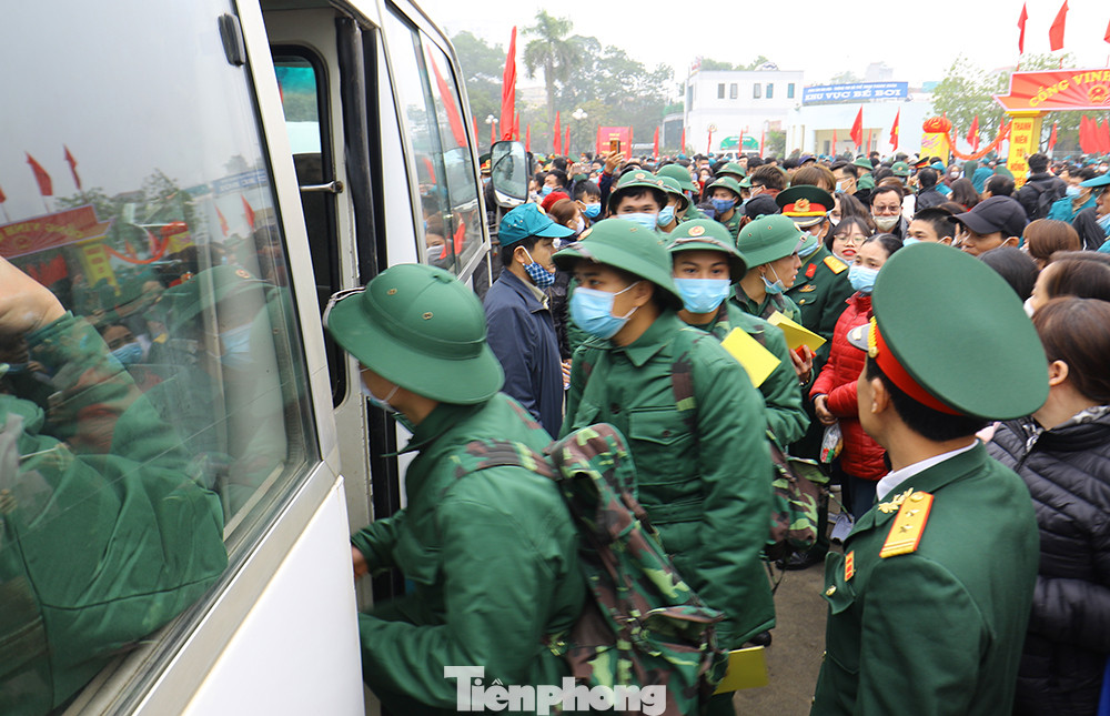 Thanh niên Thủ đô đeo khẩu trang đo thân nhiệt lên đường nhập ngũ ảnh 10