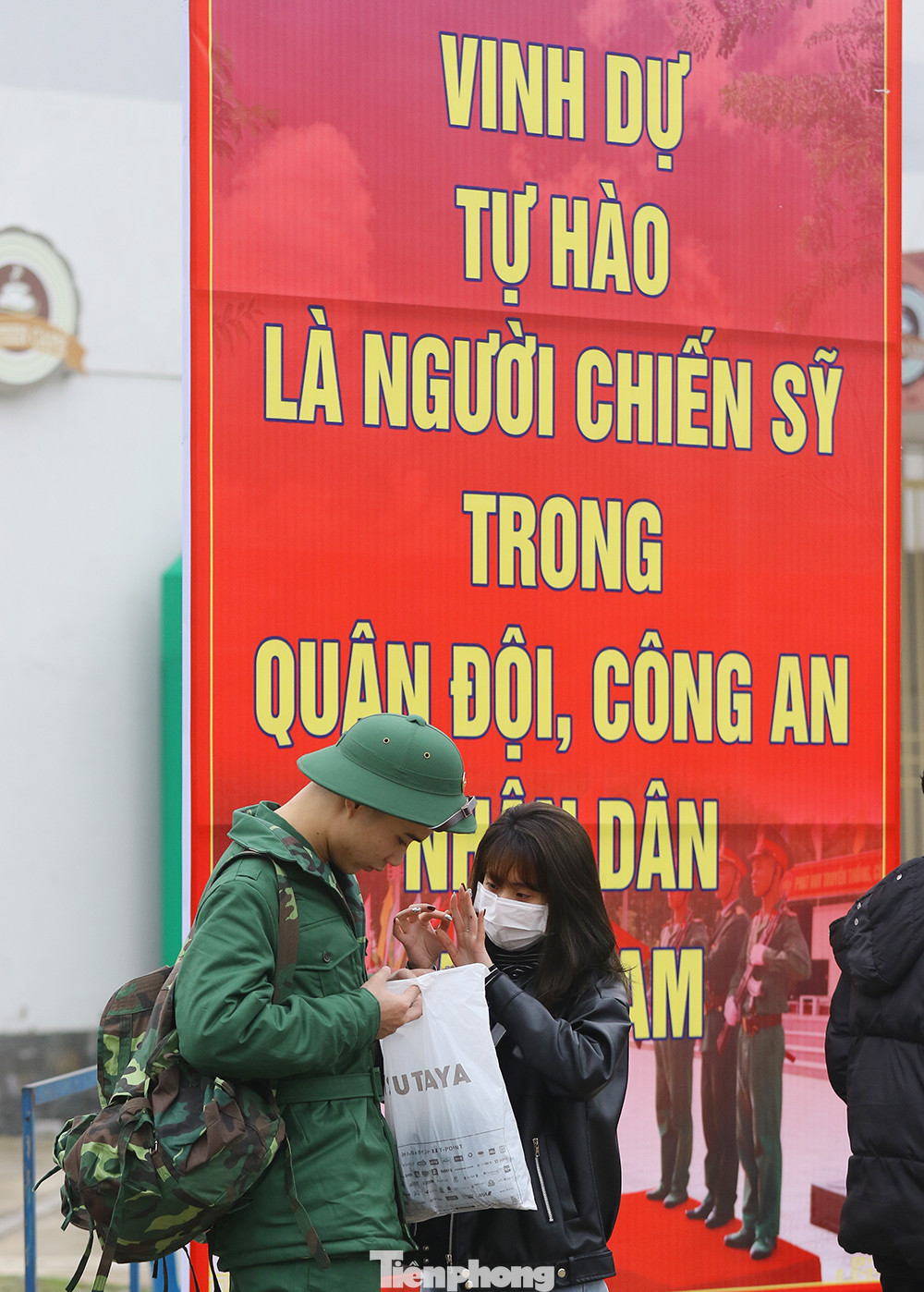 Thanh niên Thủ đô đeo khẩu trang đo thân nhiệt lên đường nhập ngũ ảnh 4