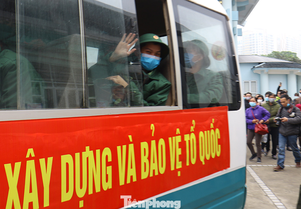 Thanh niên Thủ đô đeo khẩu trang đo thân nhiệt lên đường nhập ngũ ảnh 15