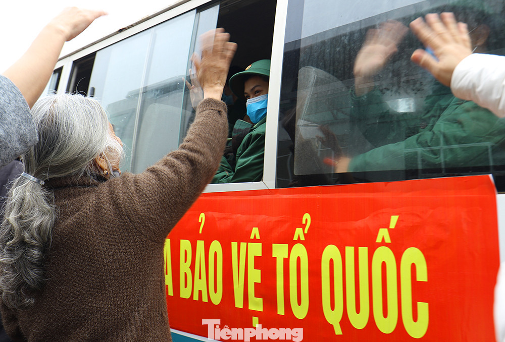 Thanh niên Thủ đô đeo khẩu trang đo thân nhiệt lên đường nhập ngũ ảnh 14