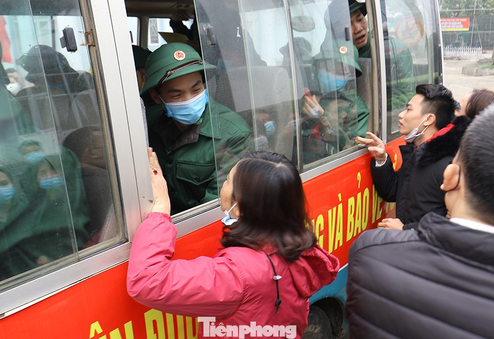 Thanh niên Thủ đô đeo khẩu trang đo thân nhiệt lên đường nhập ngũ ảnh 13