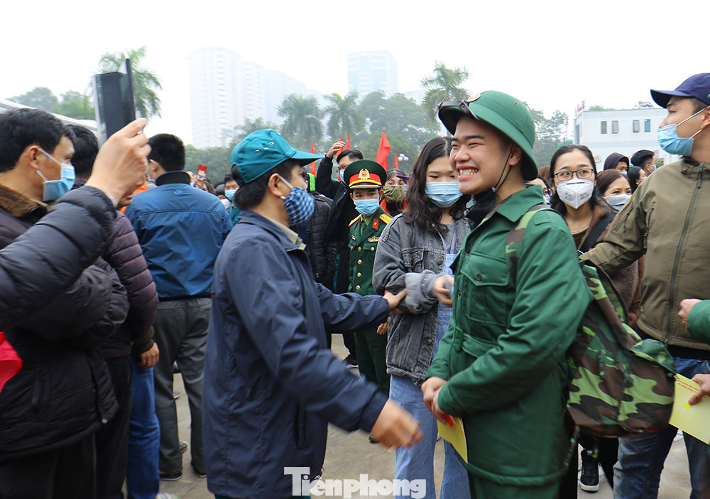 Thanh niên Thủ đô đeo khẩu trang đo thân nhiệt lên đường nhập ngũ ảnh 9