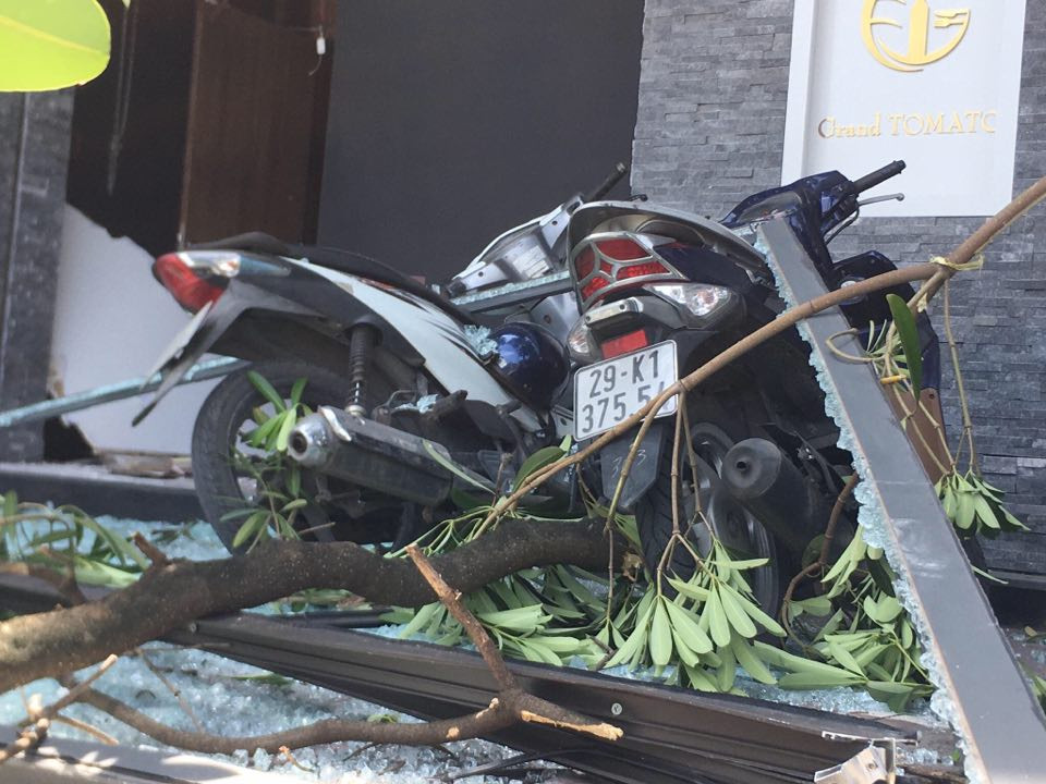 Hà Nội: Nghi nổ khí ga, cửa kính một nhà hàng bị thổi bay ảnh 5