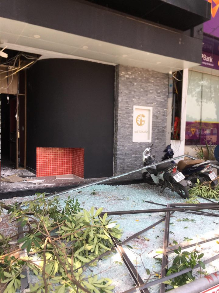 Hà Nội: Nghi nổ khí ga, cửa kính một nhà hàng bị thổi bay ảnh 2