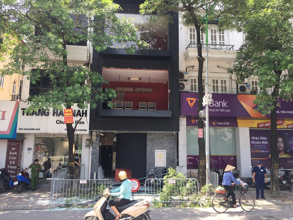 Hà Nội: Nghi nổ khí ga, cửa kính một nhà hàng bị thổi bay ảnh 4