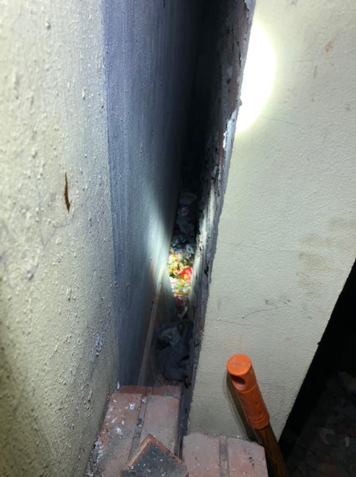 Giải cứu bé sơ sinh bị bỏ rơi giữa khe tường ảnh 1