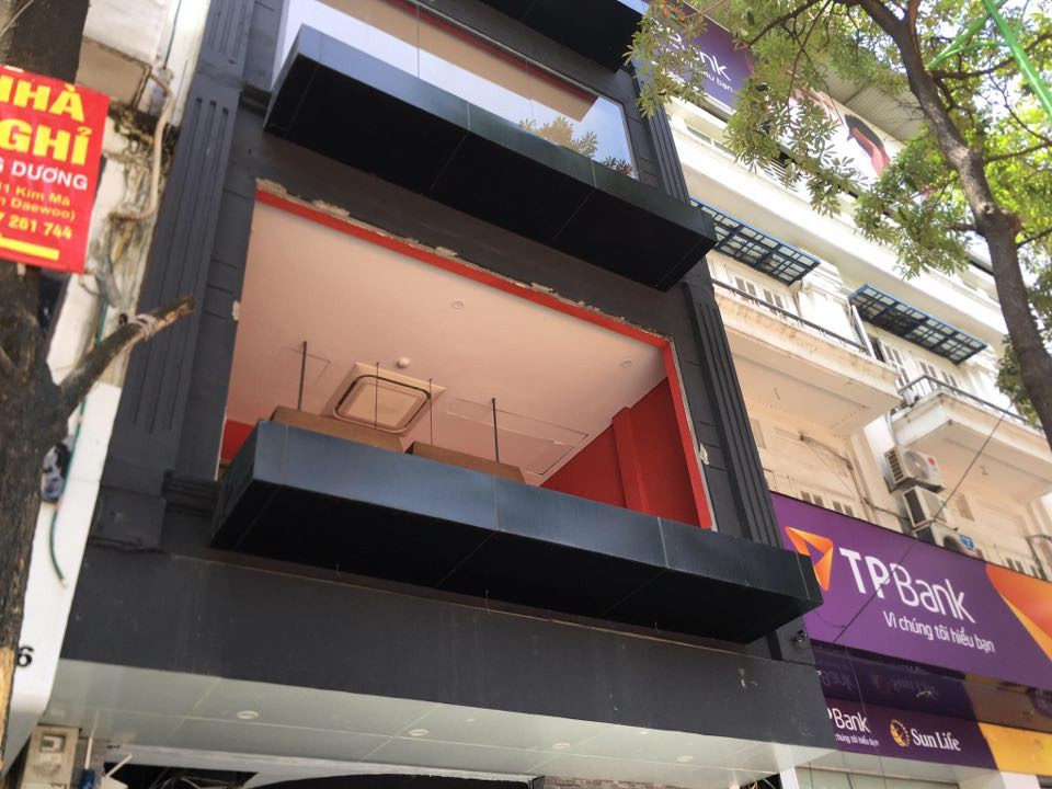 Hà Nội: Nghi nổ khí ga, cửa kính một nhà hàng bị thổi bay ảnh 1