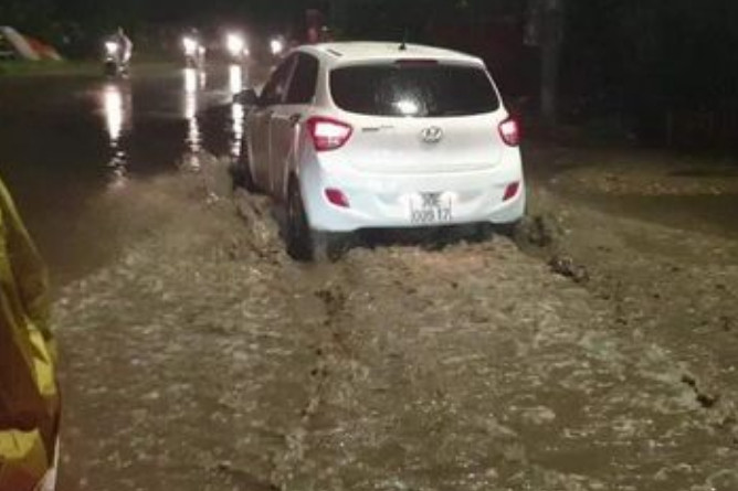 Hà Nội: Nghi án 2 người say rượu đi ô tô tông gãy chân cô gái ảnh 1