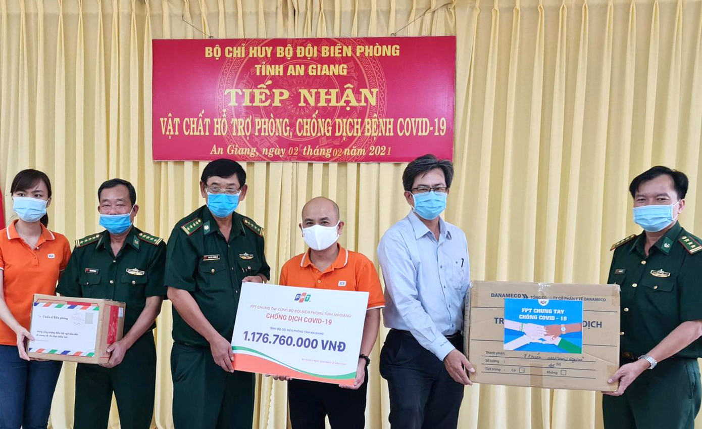 Hàng chục nghìn bộ bảo hộ, khẩu trang tặng tuyến đầu chống dịch COVID-19 ảnh 1