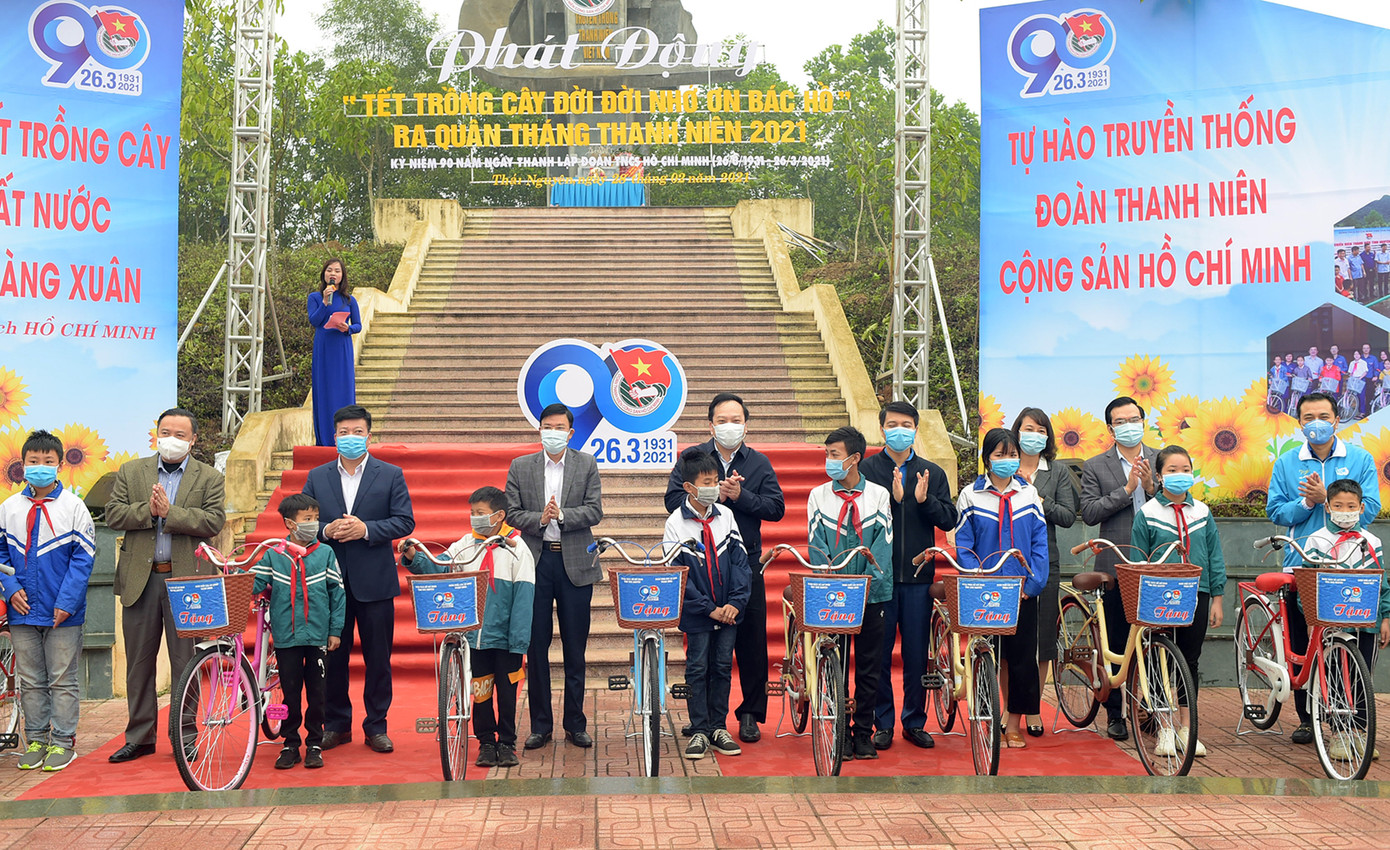 Trồng 10.000 cây xanh, tặng nhiều tủ sách, sân chơi tại Thái Nguyên ảnh 2