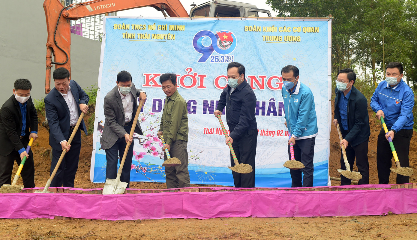 Trồng 10.000 cây xanh, tặng nhiều tủ sách, sân chơi tại Thái Nguyên ảnh 4