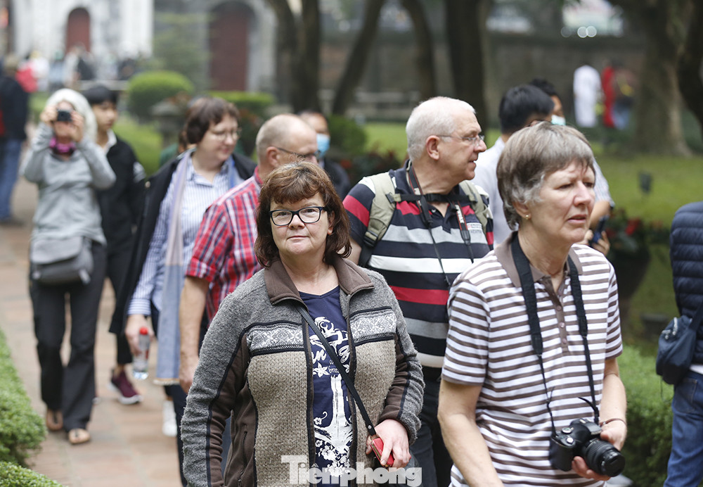 Các điểm tham quan du lịch Hà Nội dần đông khách trở lại ảnh 12