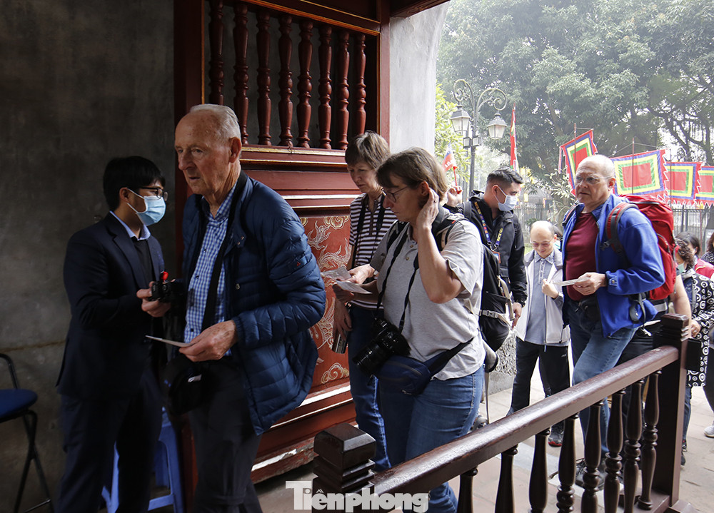 Các điểm tham quan du lịch Hà Nội dần đông khách trở lại ảnh 11