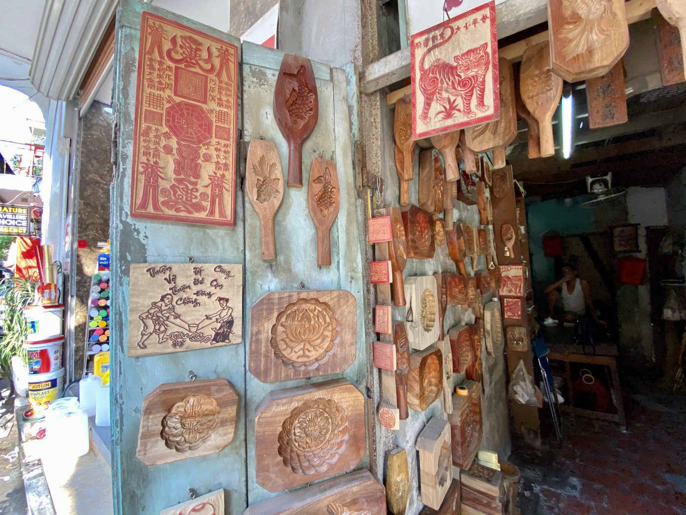 Triết lý ‘ngược đời’ của người thợ Hà thành 40 năm làm khuôn bánh Trung thu ảnh 2