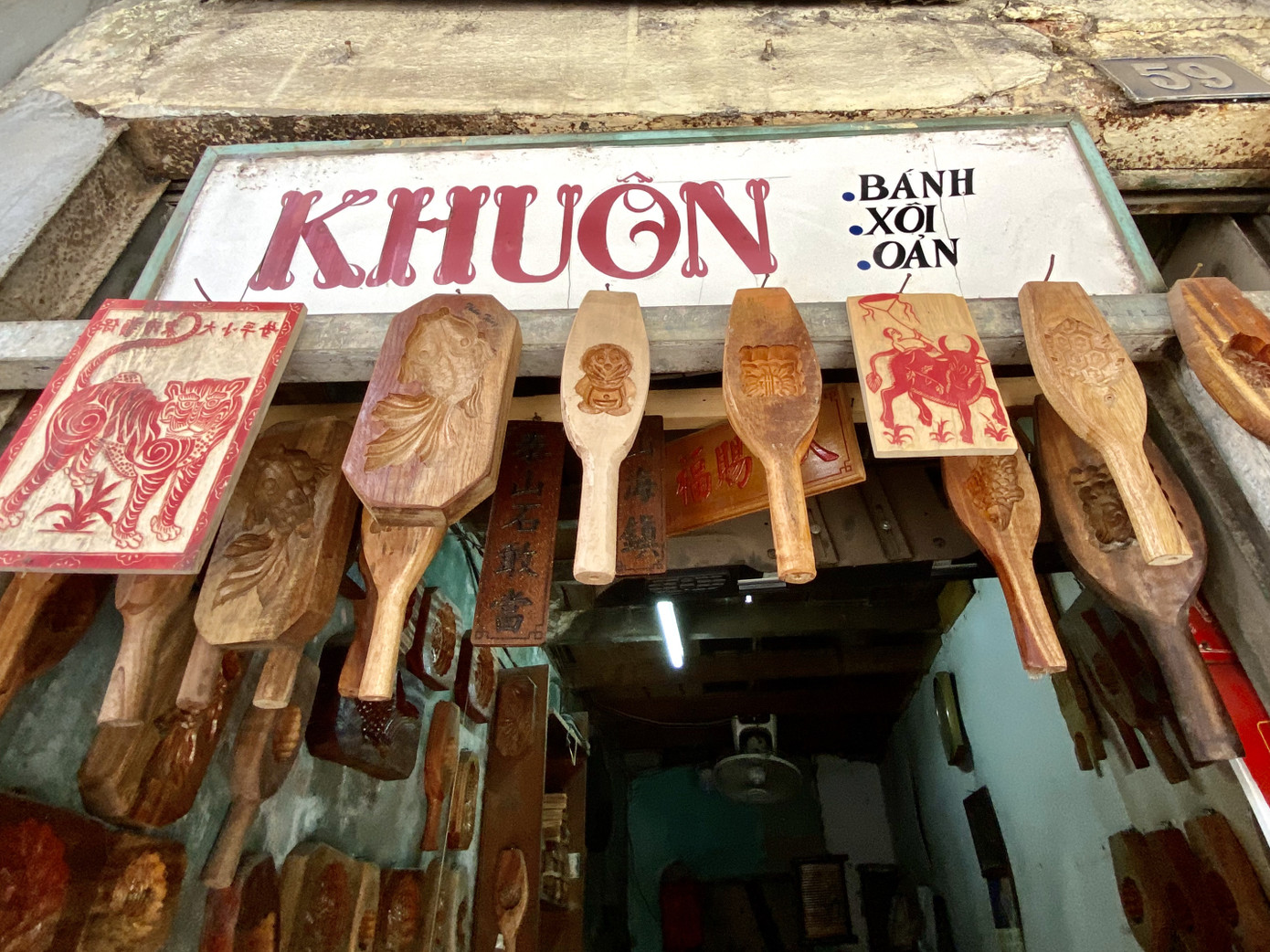 Triết lý ‘ngược đời’ của người thợ Hà thành 40 năm làm khuôn bánh Trung thu ảnh 1