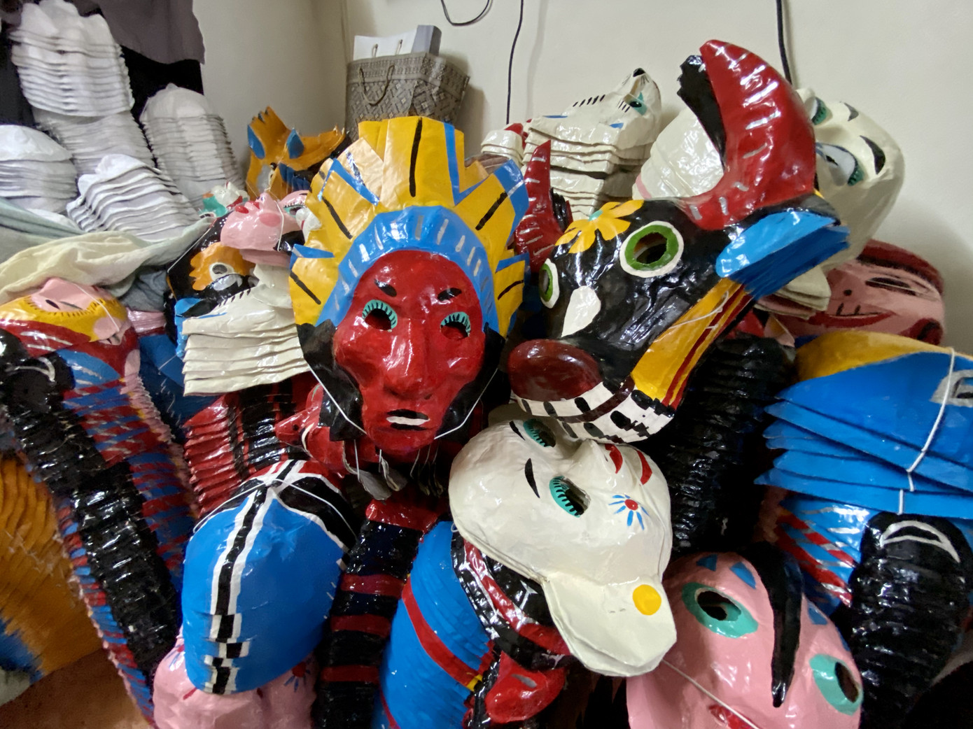 Cặp vợ chồng giữa lòng Thủ đô ngót nghét nửa thập kỷ thổi hồn vào mặt nạ giấy ảnh 4