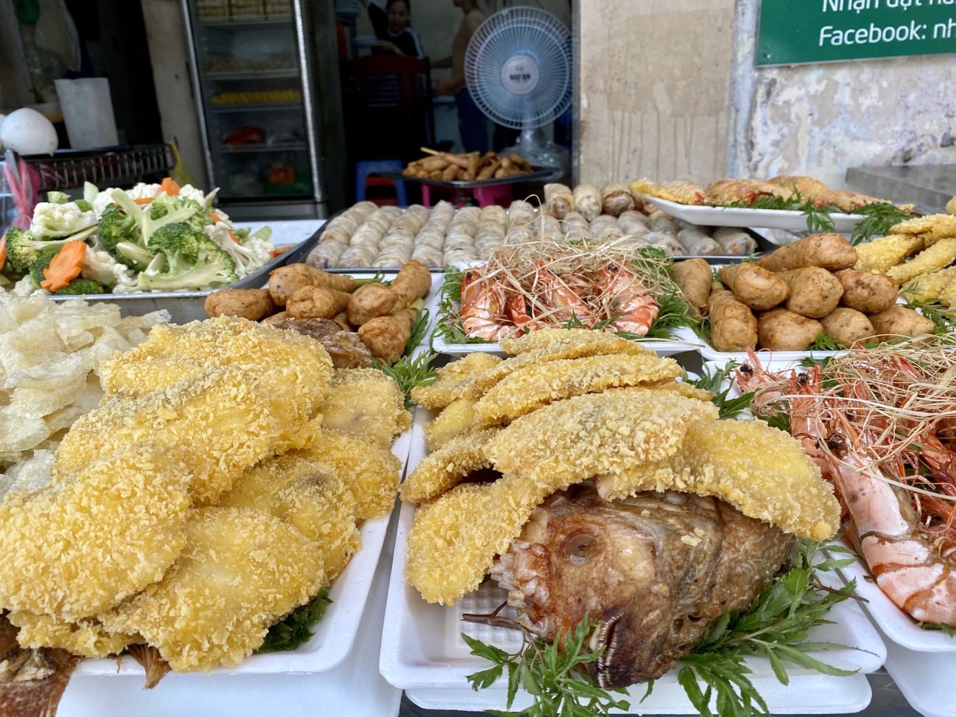 'Đỏ lửa' từ 4 giờ sáng, bán hàng trăm con gà cúng ngày rằm tháng 7 ảnh 3