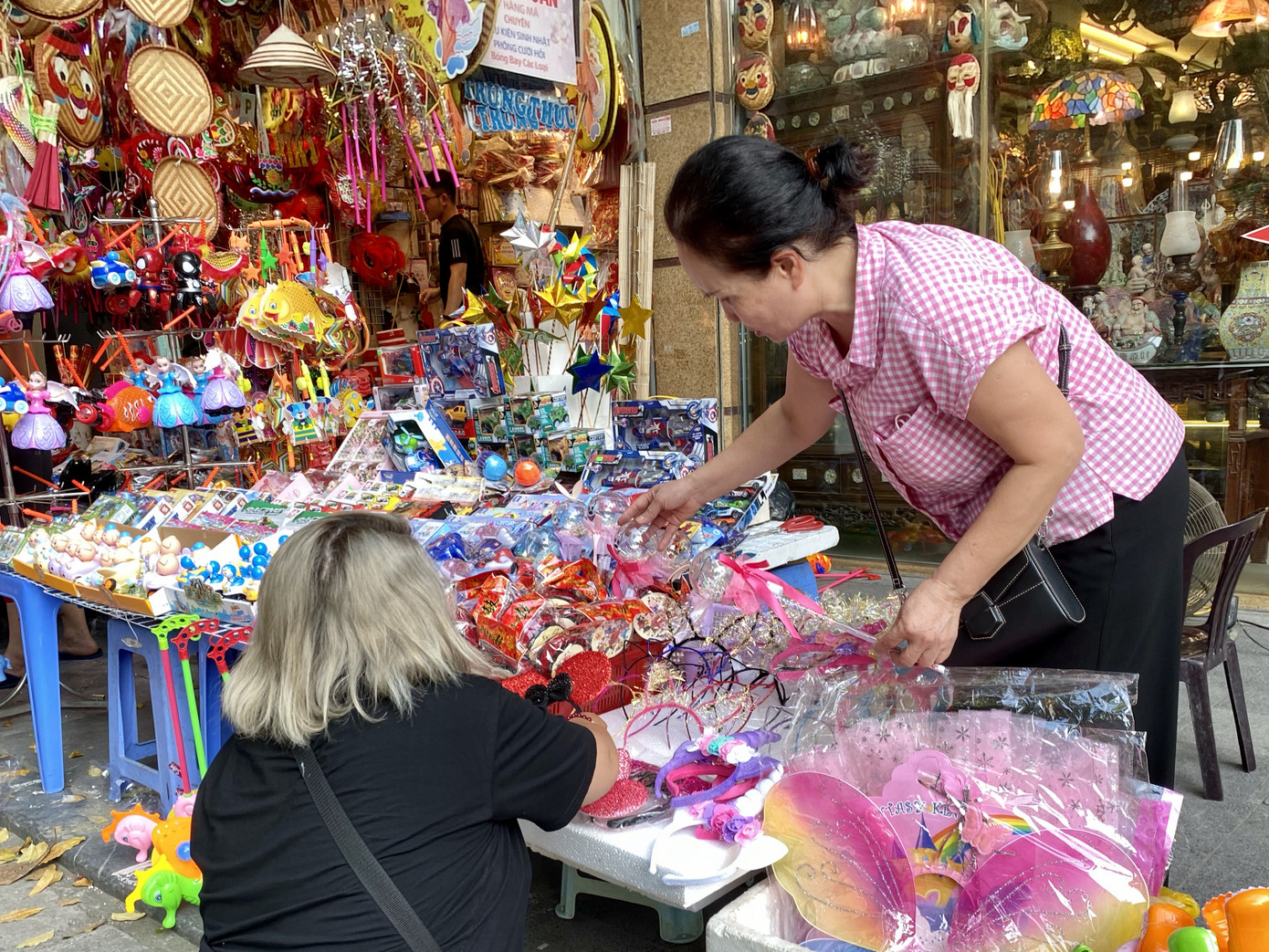 Xem nhiều mua ít, tiểu thương phố Hàng Mã thu 'phí chụp ảnh' để bù lỗ ảnh 6