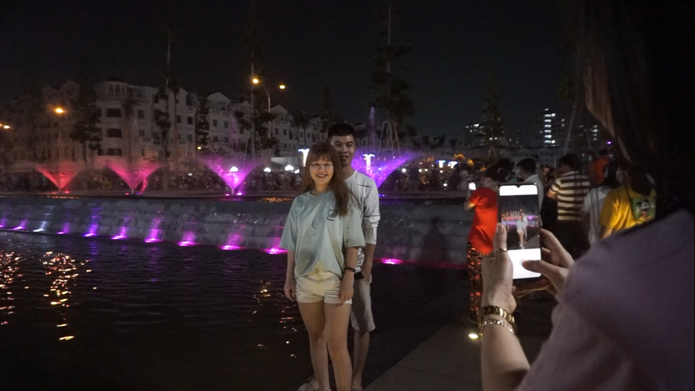 Quảng trường nhạc nước 'khủng' hút người trẻ tại TPHCM ảnh 2