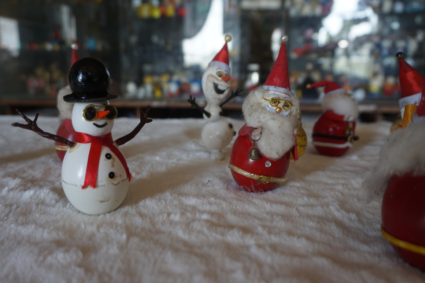 Cụ ông 70 tuổi 'hô biến' vỏ trứng thành ông già Noel độc đáo ảnh 9