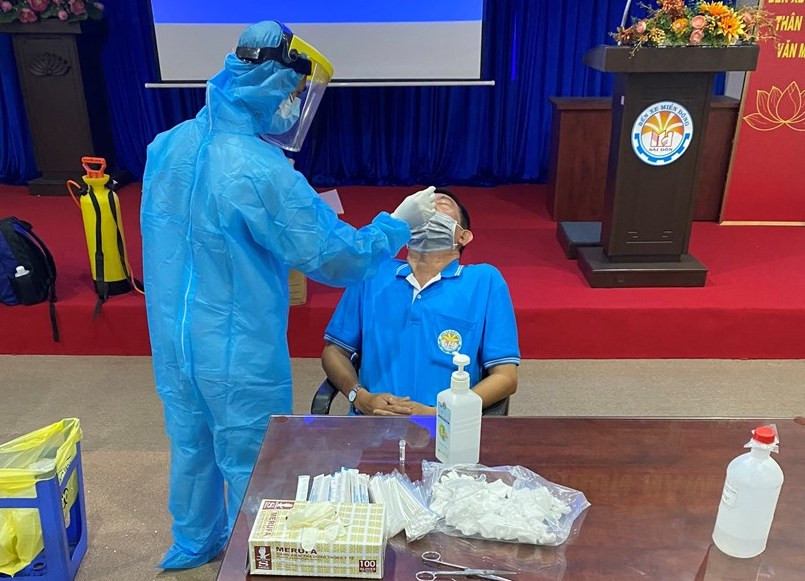 TPHCM lấy mẫu xét nghiệm COVID-19 các tài xế Grab ảnh 3