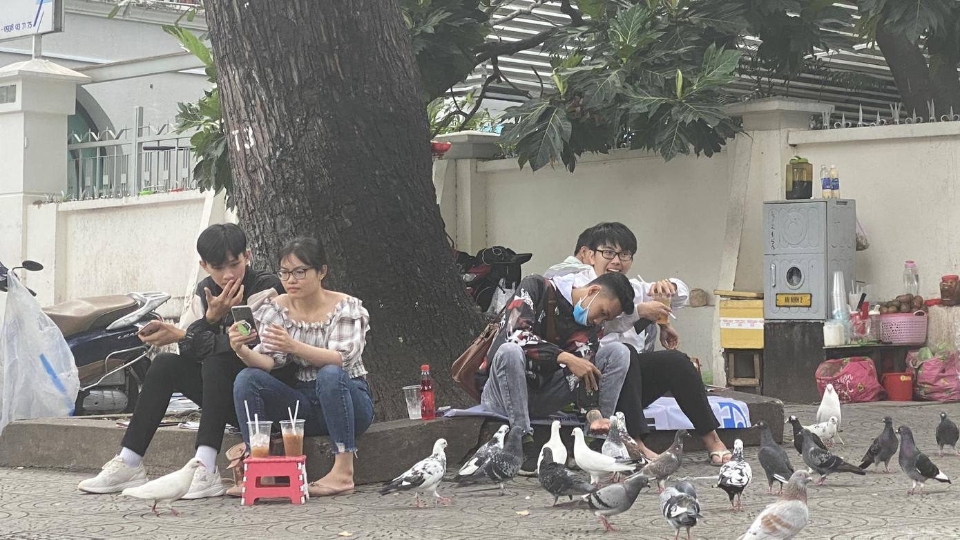 Sợ COVID-19 quay lại, người dân TP HCM đổ xô mua khẩu trang ảnh 25