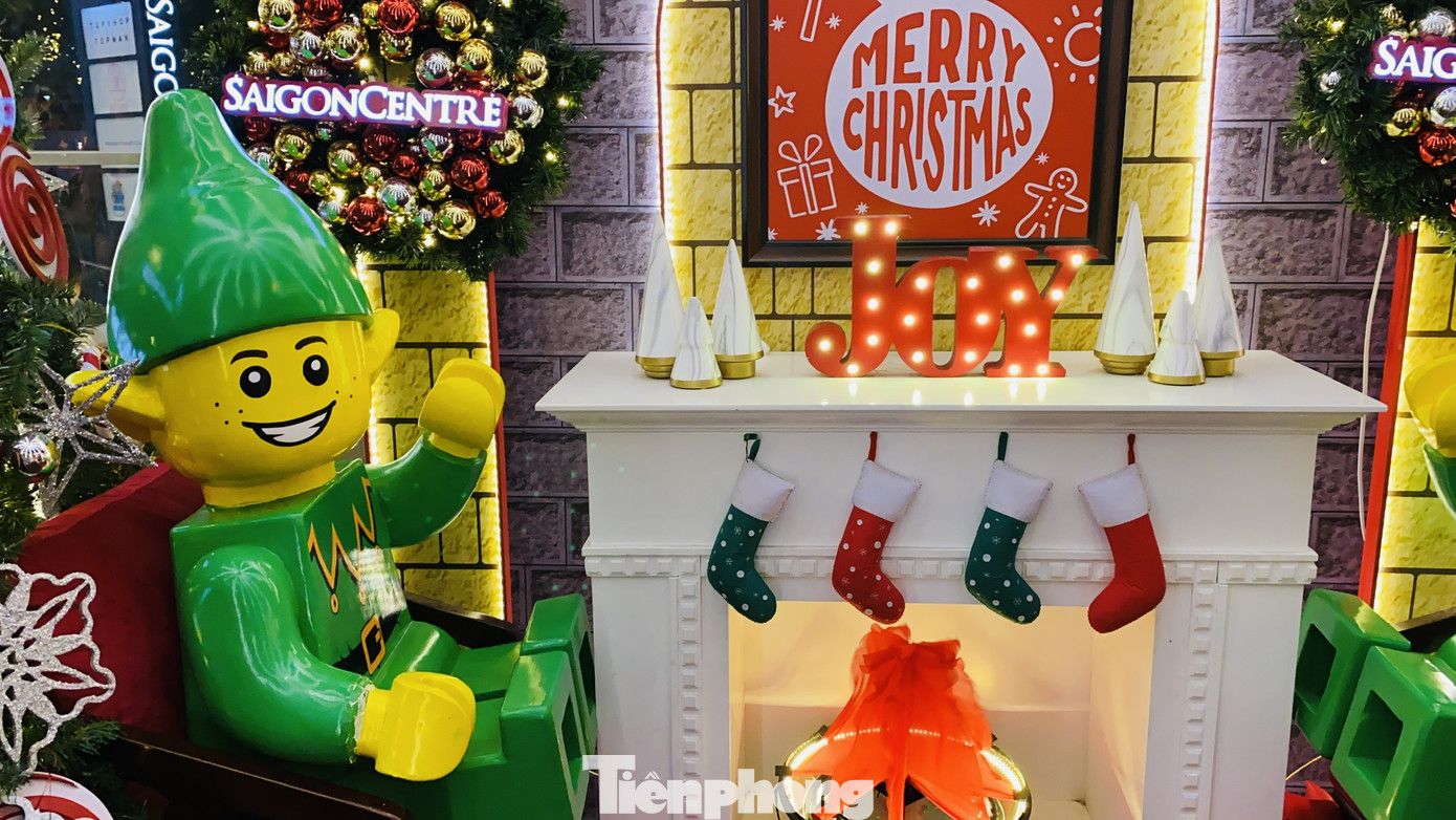 Người dân TPHCM rộn ràng đi chơi Noel sớm ảnh 13