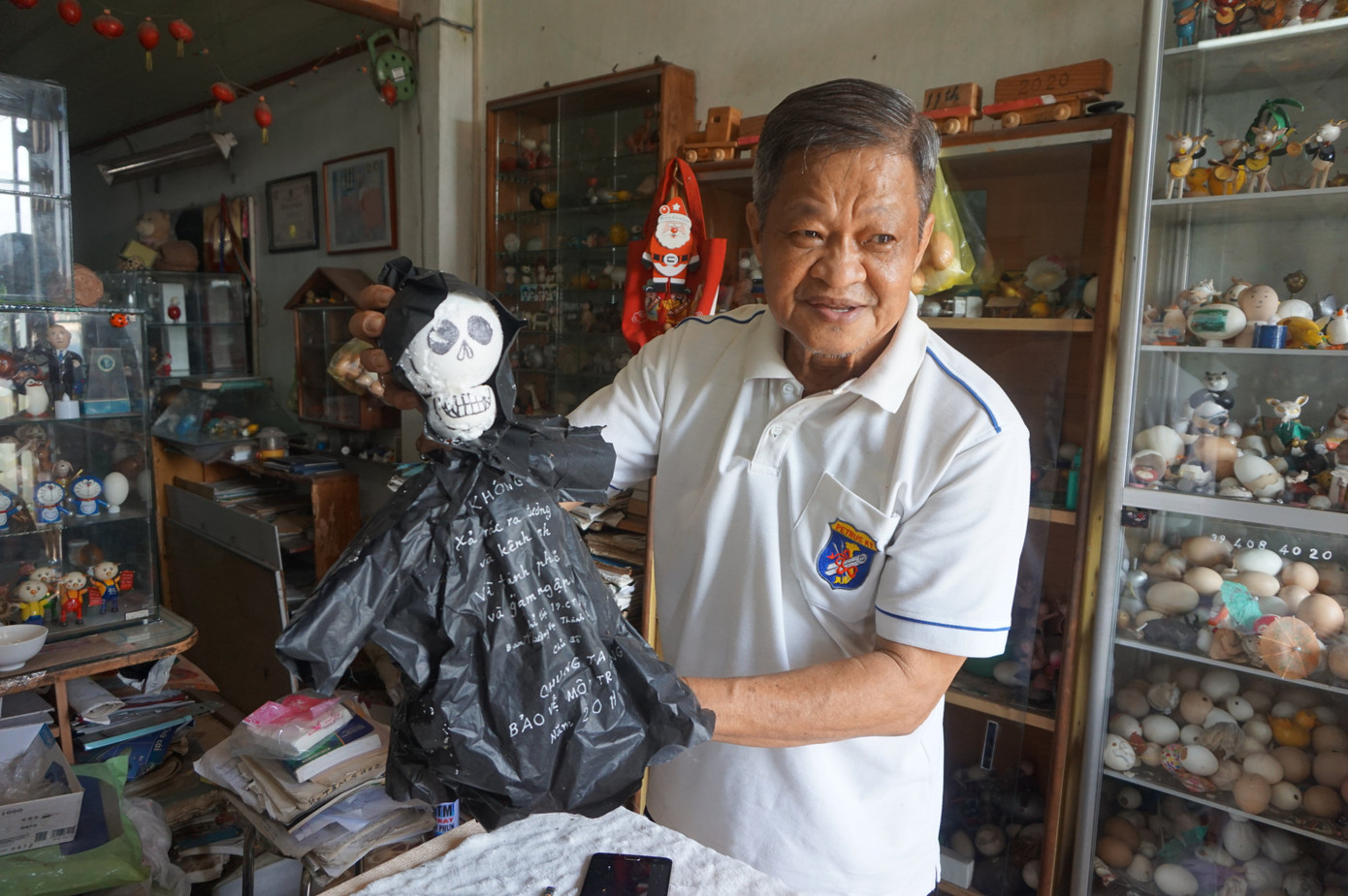 Cụ ông 70 tuổi 'hô biến' vỏ trứng thành ông già Noel độc đáo ảnh 10