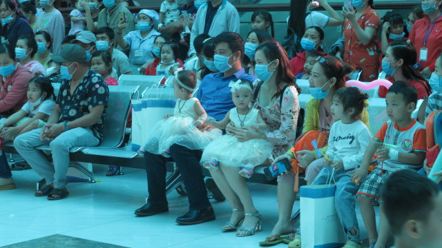 Song sinh Trúc Nhi - Diệu Nhi đón Giáng sinh tại BV Nhi đồng ảnh 2