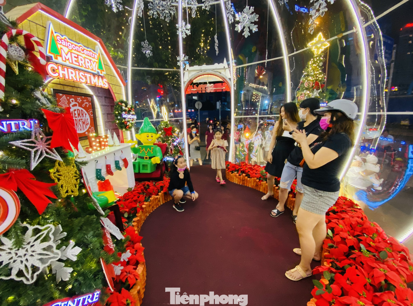 Người dân TPHCM rộn ràng đi chơi Noel sớm ảnh 2