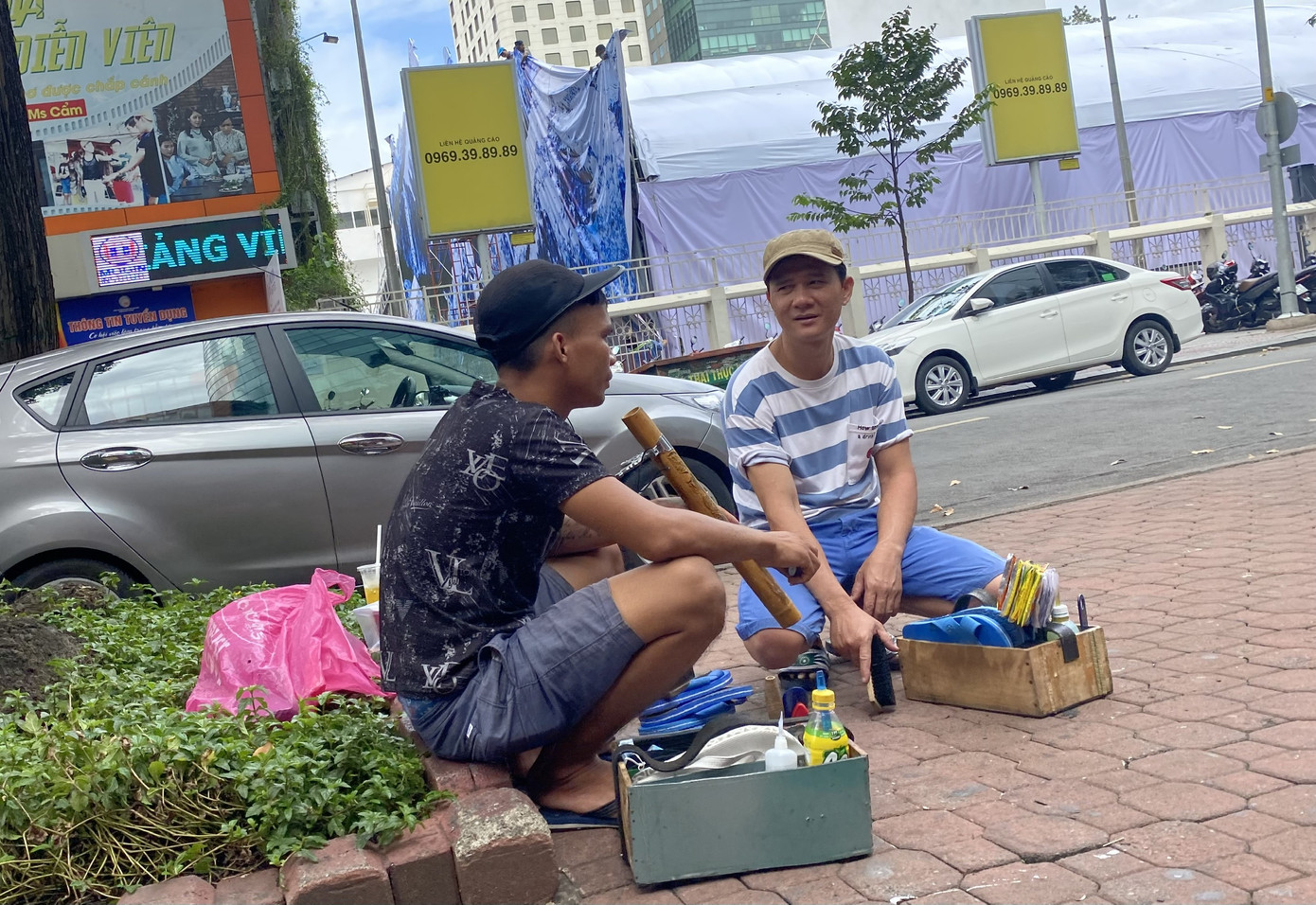 Sợ COVID-19 quay lại, người dân TP HCM đổ xô mua khẩu trang ảnh 19