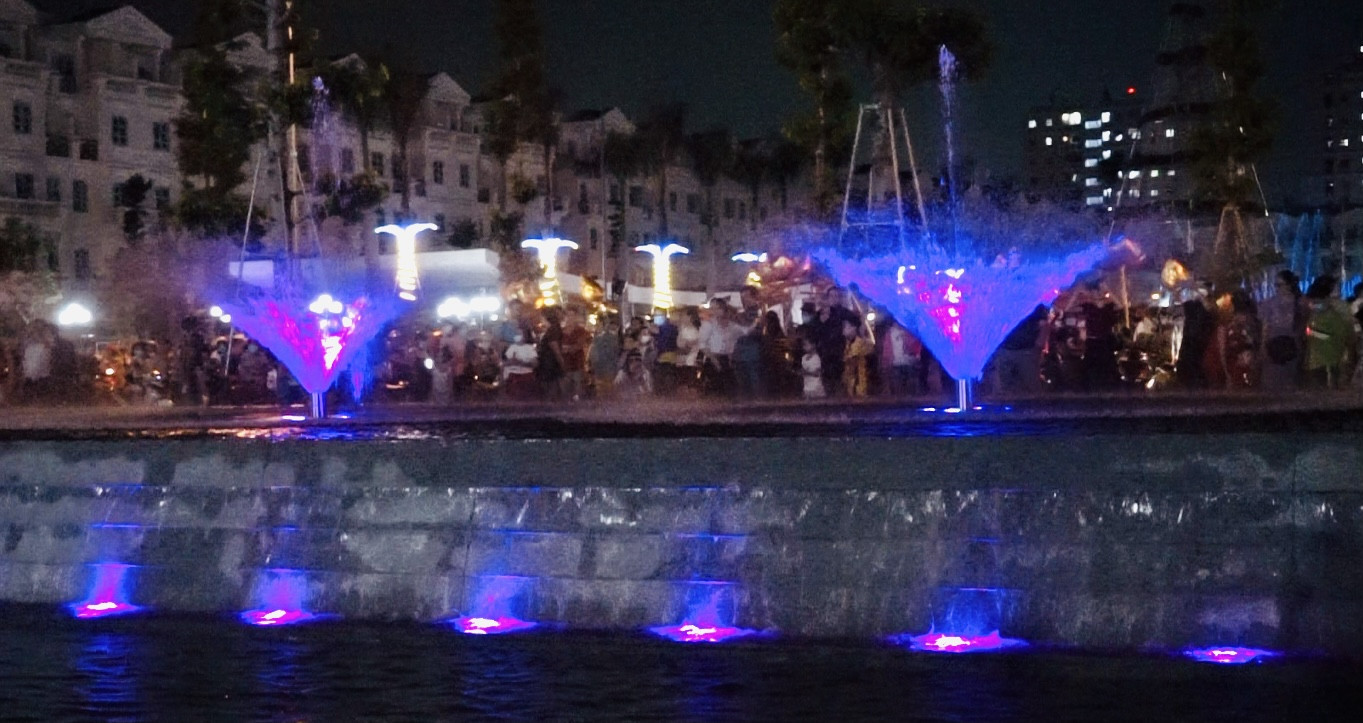 Quảng trường nhạc nước 'khủng' hút người trẻ tại TPHCM ảnh 7