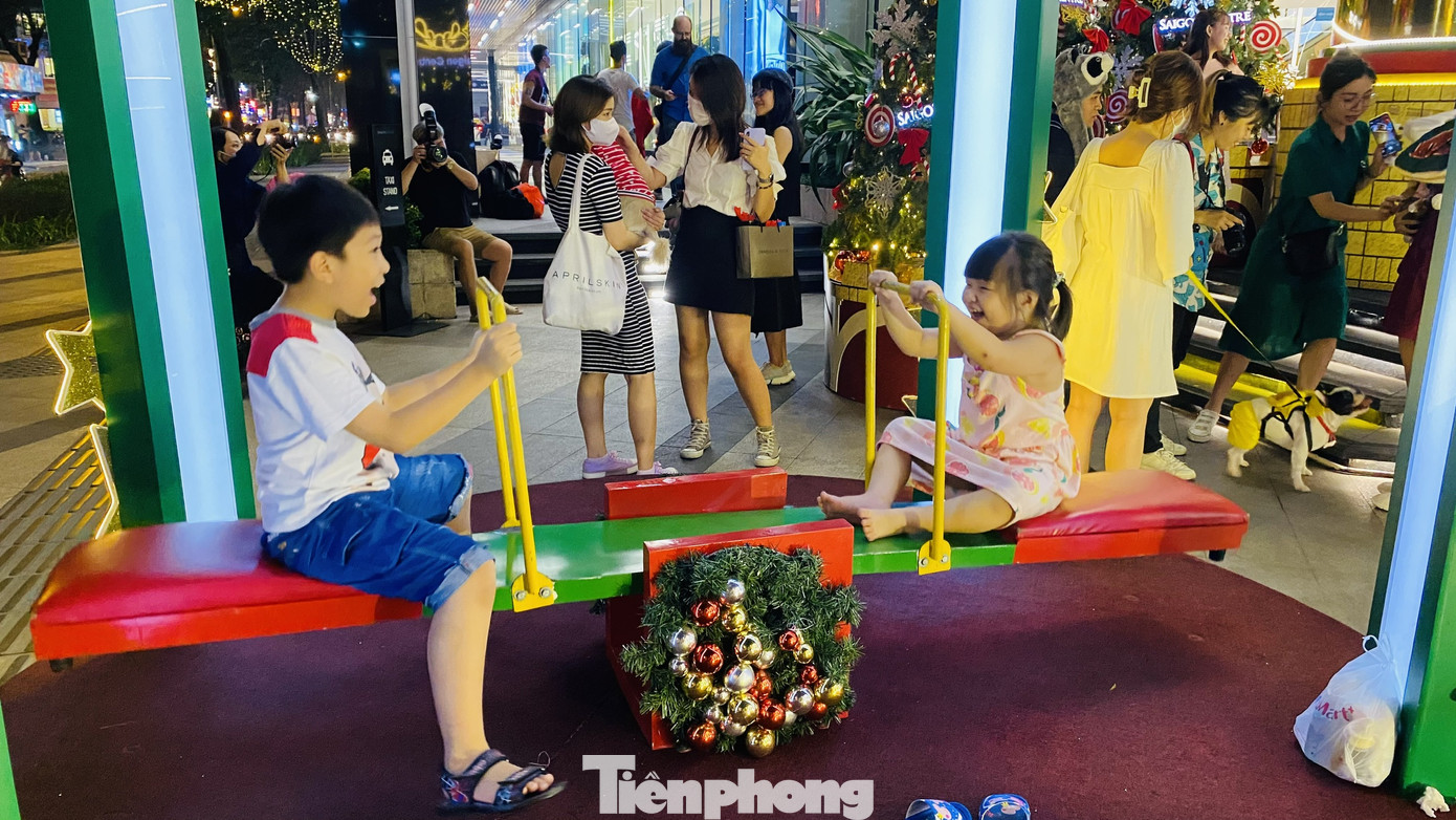 Người dân TPHCM rộn ràng đi chơi Noel sớm ảnh 12