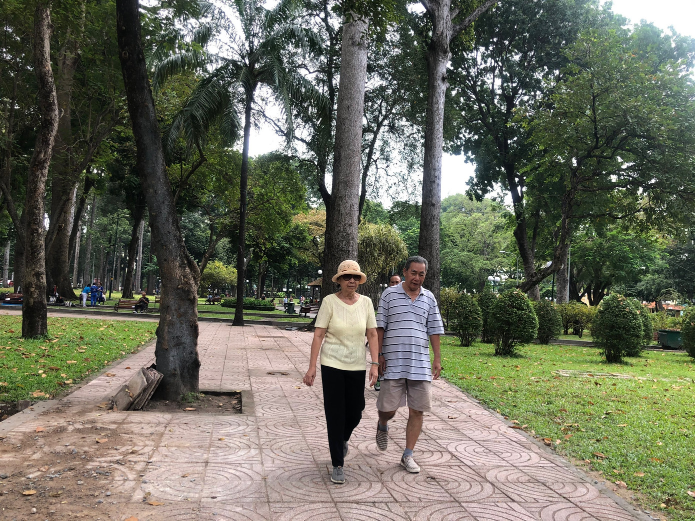 Sợ COVID-19 quay lại, người dân TP HCM đổ xô mua khẩu trang ảnh 28