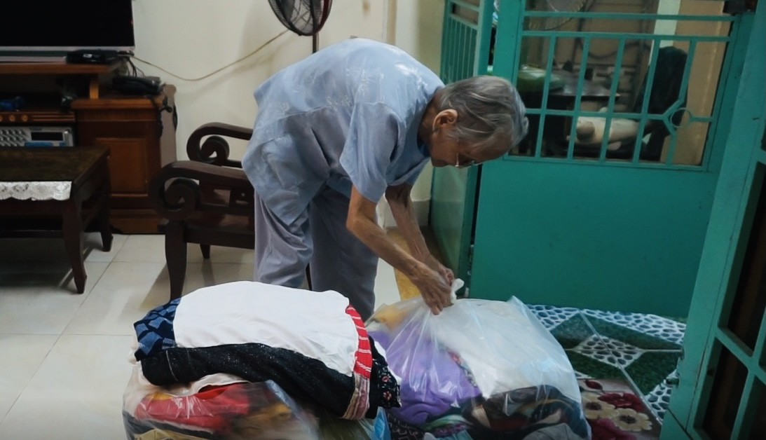 Cảm động Mẹ Việt Nam anh hùng may chăn cho người nghèo dịp Giáng sinh về ảnh 2