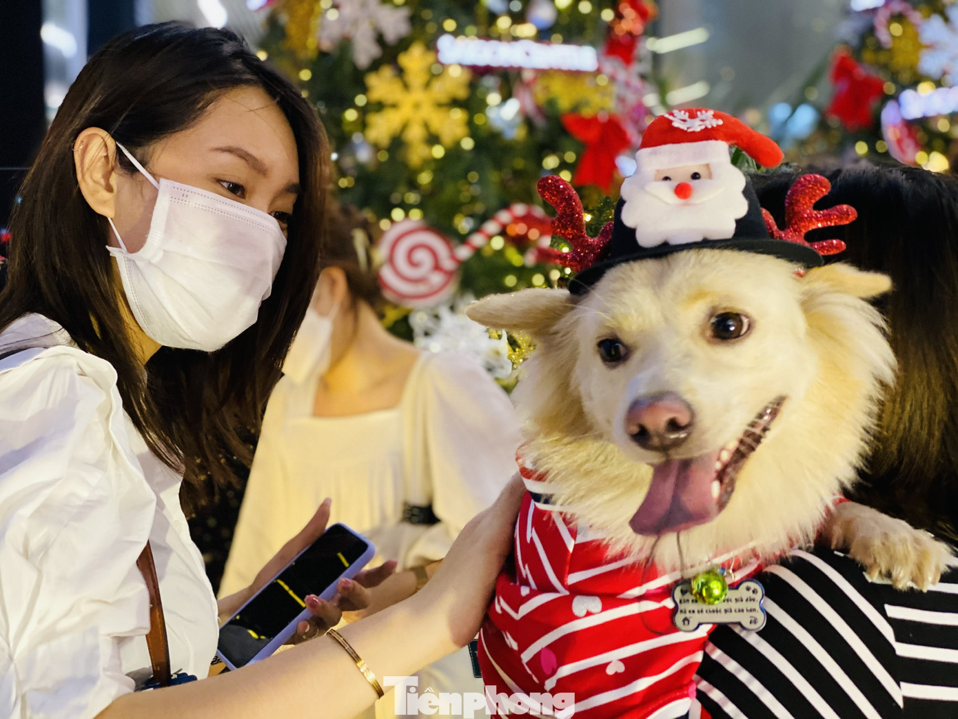 Người dân TPHCM rộn ràng đi chơi Noel sớm ảnh 6