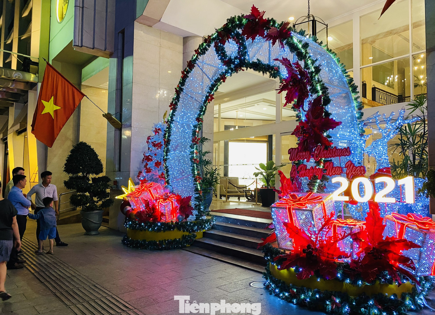 Người dân TPHCM rộn ràng đi chơi Noel sớm ảnh 17