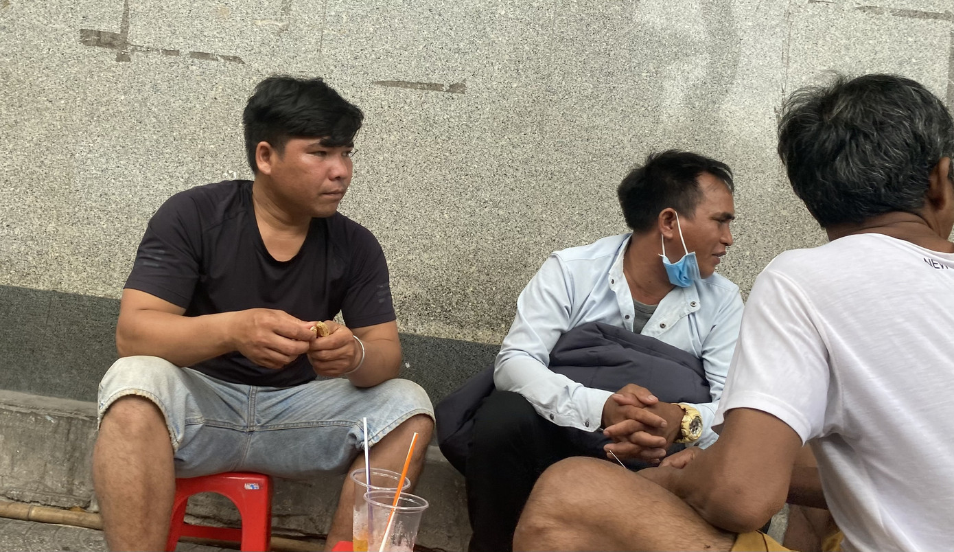 Sợ COVID-19 quay lại, người dân TP HCM đổ xô mua khẩu trang ảnh 18