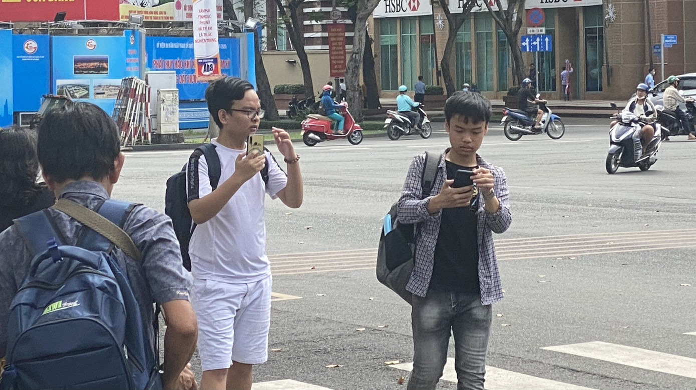 Sợ COVID-19 quay lại, người dân TP HCM đổ xô mua khẩu trang ảnh 27