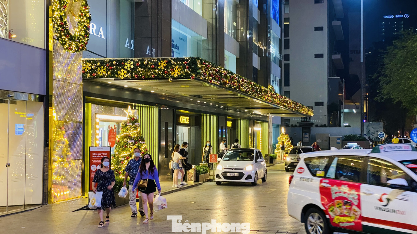 Người dân TPHCM rộn ràng đi chơi Noel sớm ảnh 10