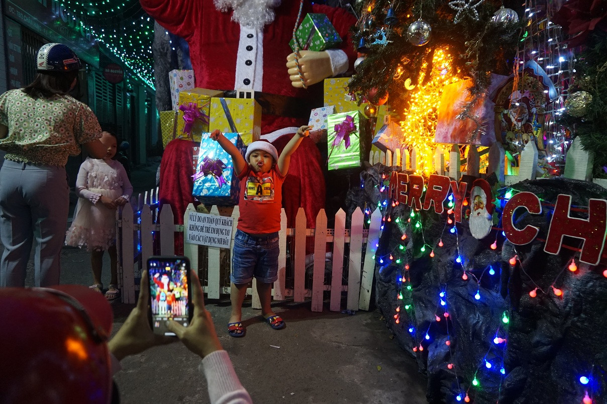 Người dân TPHCM vui chơi đón Giáng sinh trong tiết trời se lạnh ảnh 8