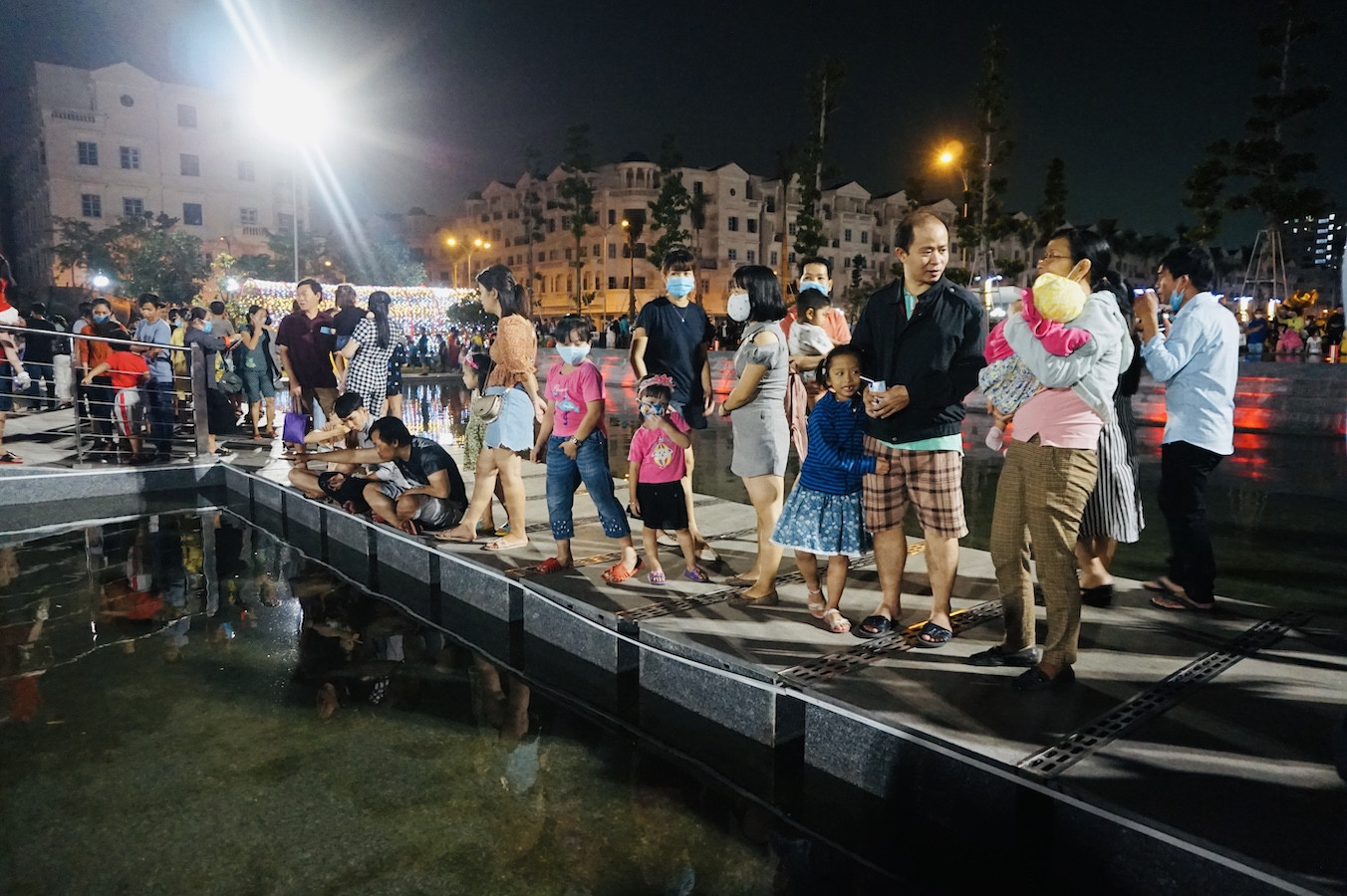 Quảng trường nhạc nước 'khủng' hút người trẻ tại TPHCM ảnh 1