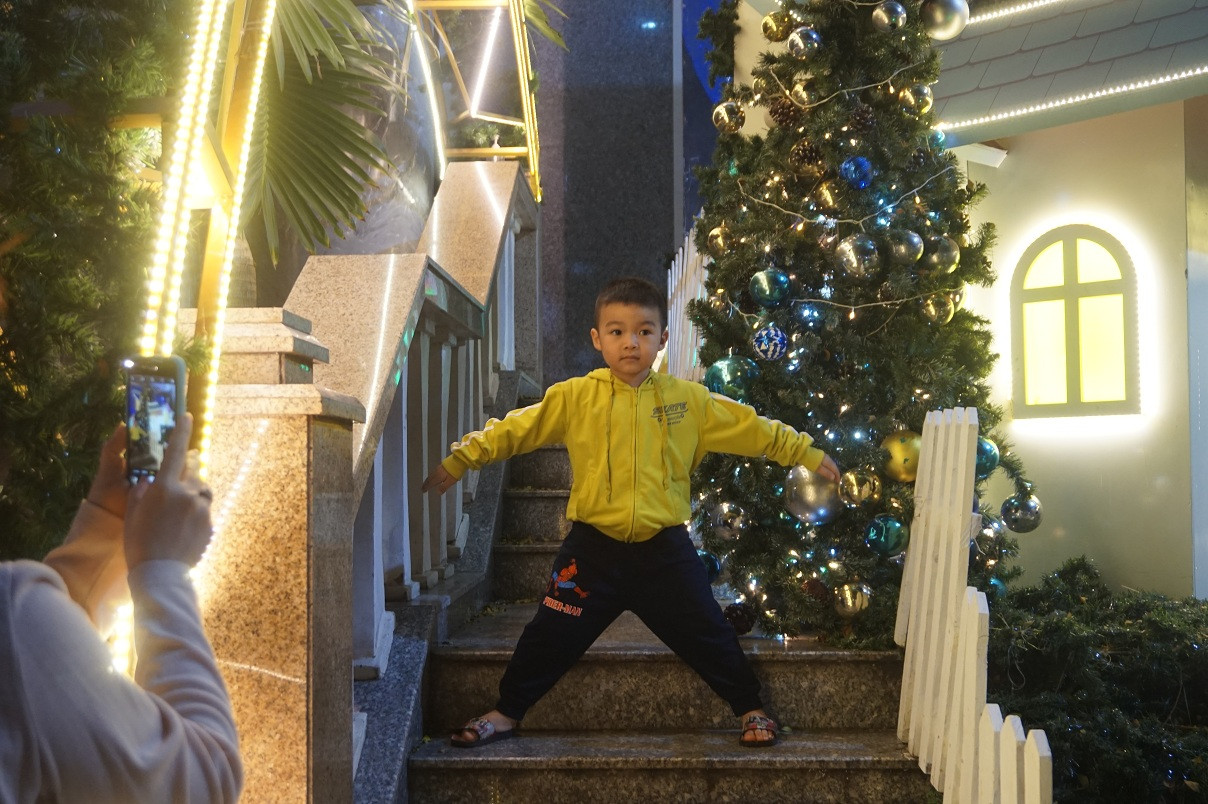 Người dân TPHCM vui chơi đón Giáng sinh trong tiết trời se lạnh ảnh 6