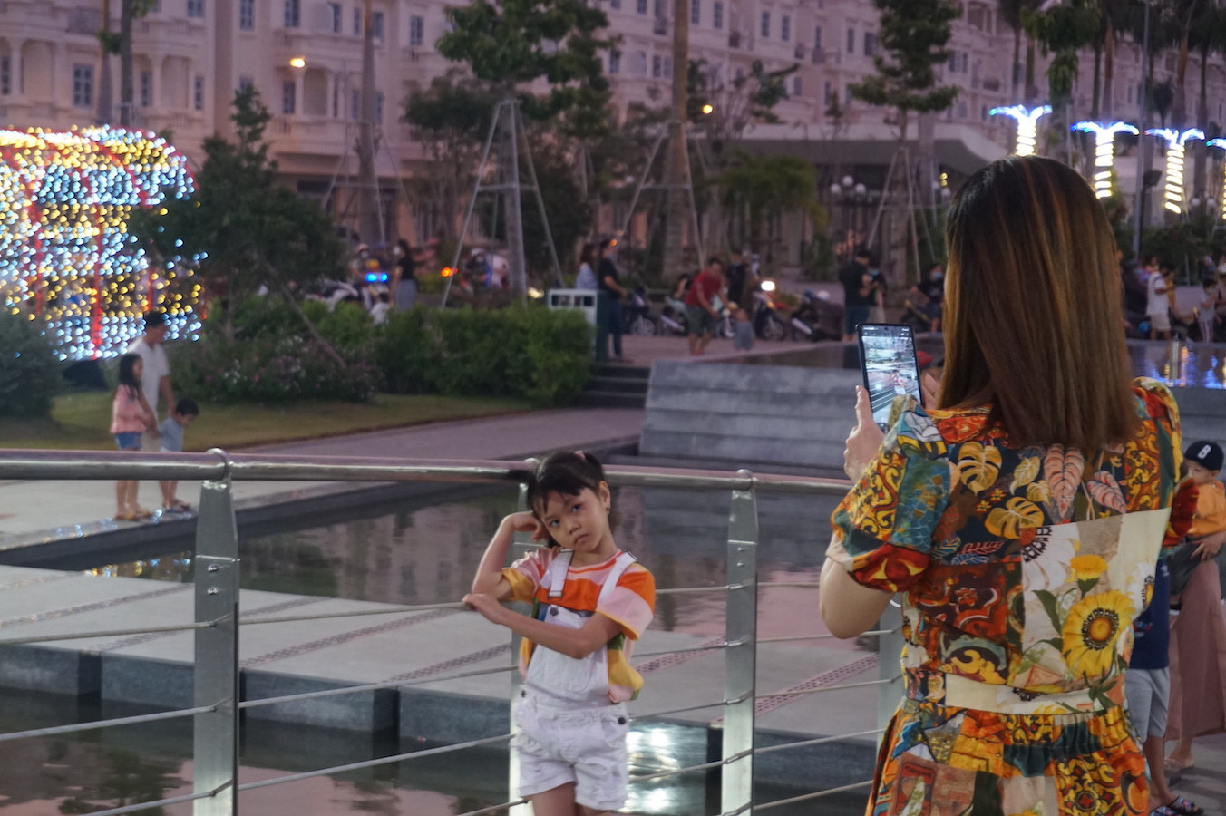 Quảng trường nhạc nước 'khủng' hút người trẻ tại TPHCM ảnh 4