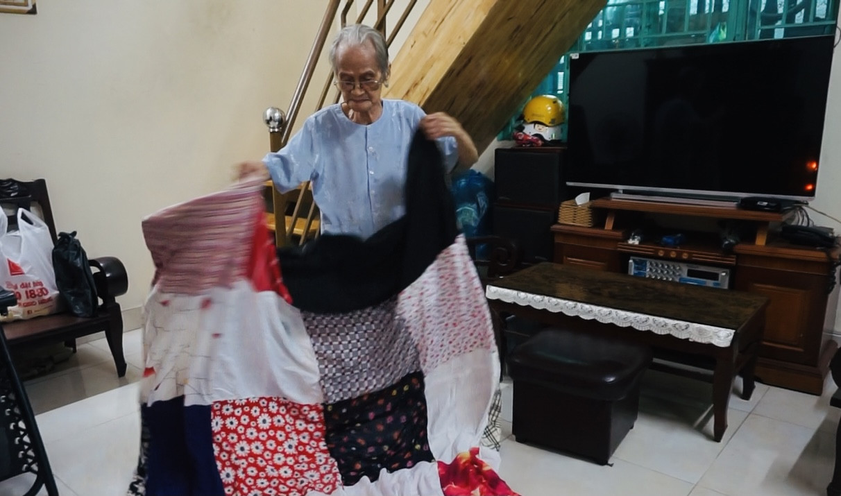 Cảm động Mẹ Việt Nam anh hùng may chăn cho người nghèo dịp Giáng sinh về ảnh 3