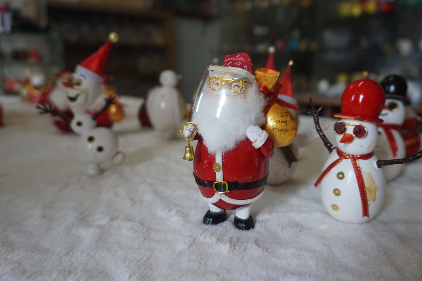 Cụ ông 70 tuổi 'hô biến' vỏ trứng thành ông già Noel độc đáo ảnh 2