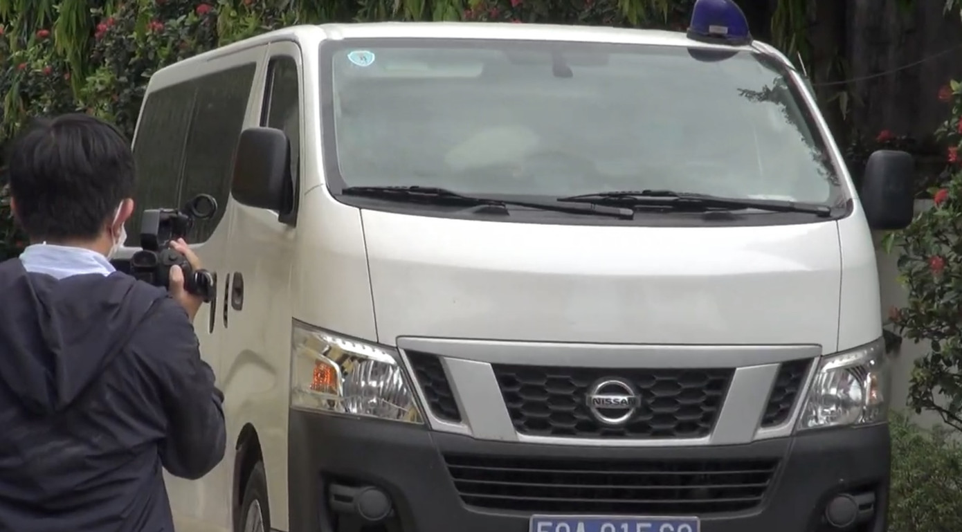 Clip khám xét nơi làm việc của phó tổng giám đốc Cty Tân Thuận và thuộc cấp ảnh 8