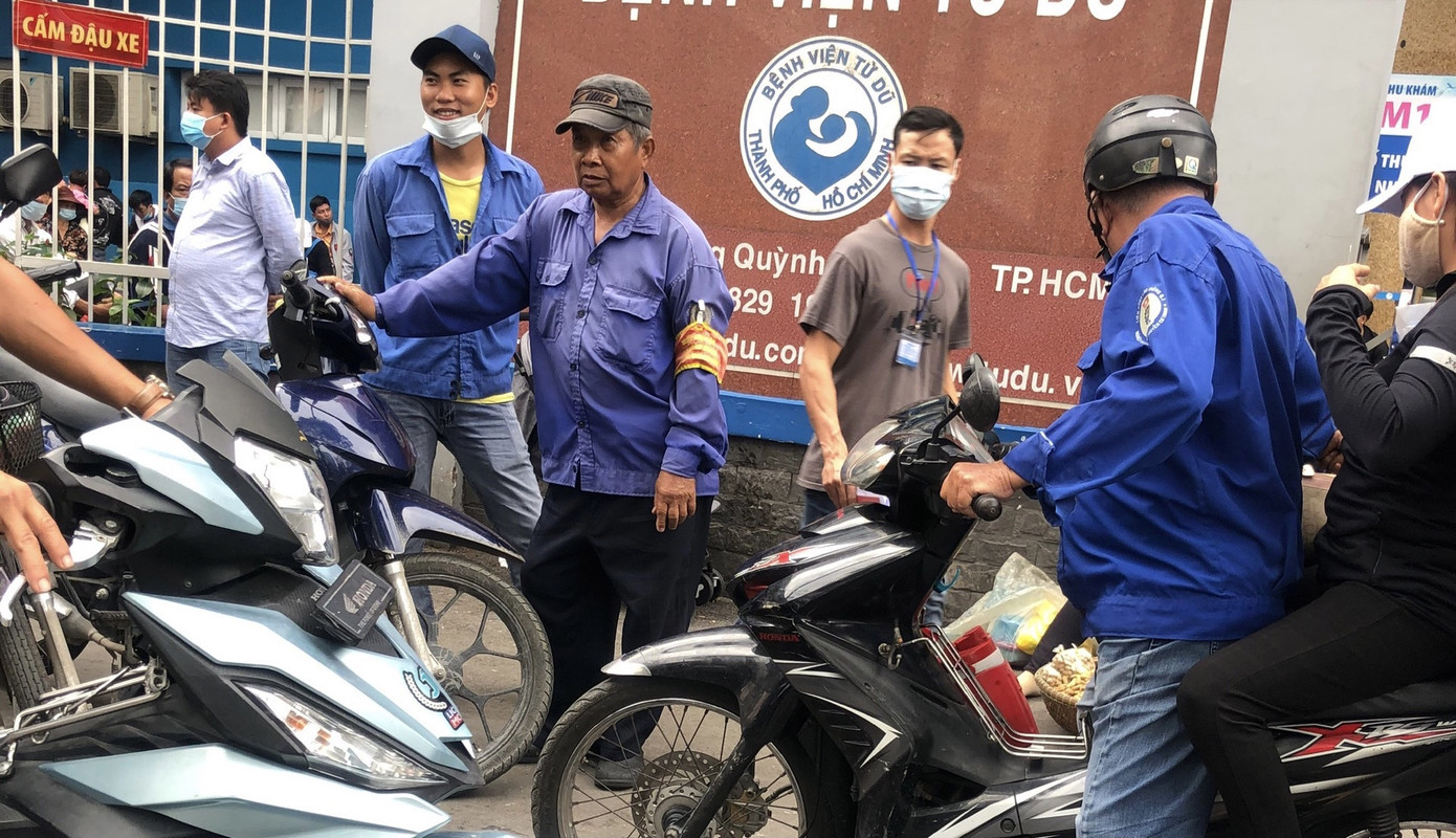 Sợ COVID-19 quay lại, người dân TP HCM đổ xô mua khẩu trang ảnh 23