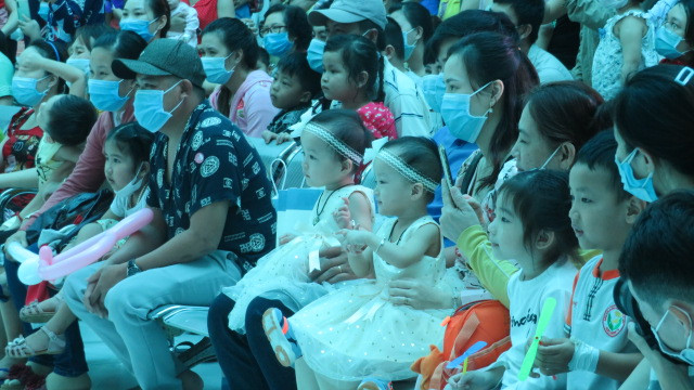 Song sinh Trúc Nhi - Diệu Nhi đón Giáng sinh tại BV Nhi đồng ảnh 3