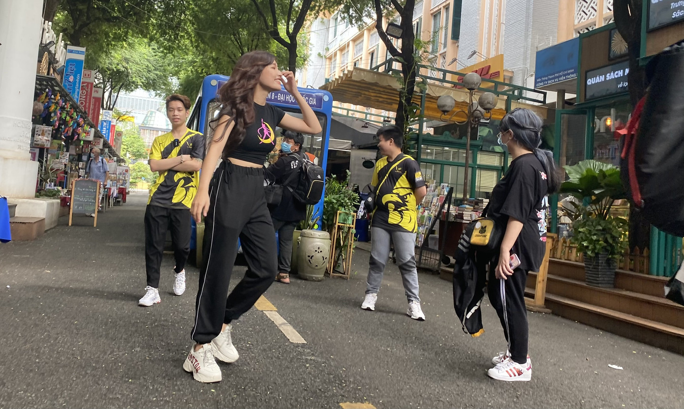 Sợ COVID-19 quay lại, người dân TP HCM đổ xô mua khẩu trang ảnh 30